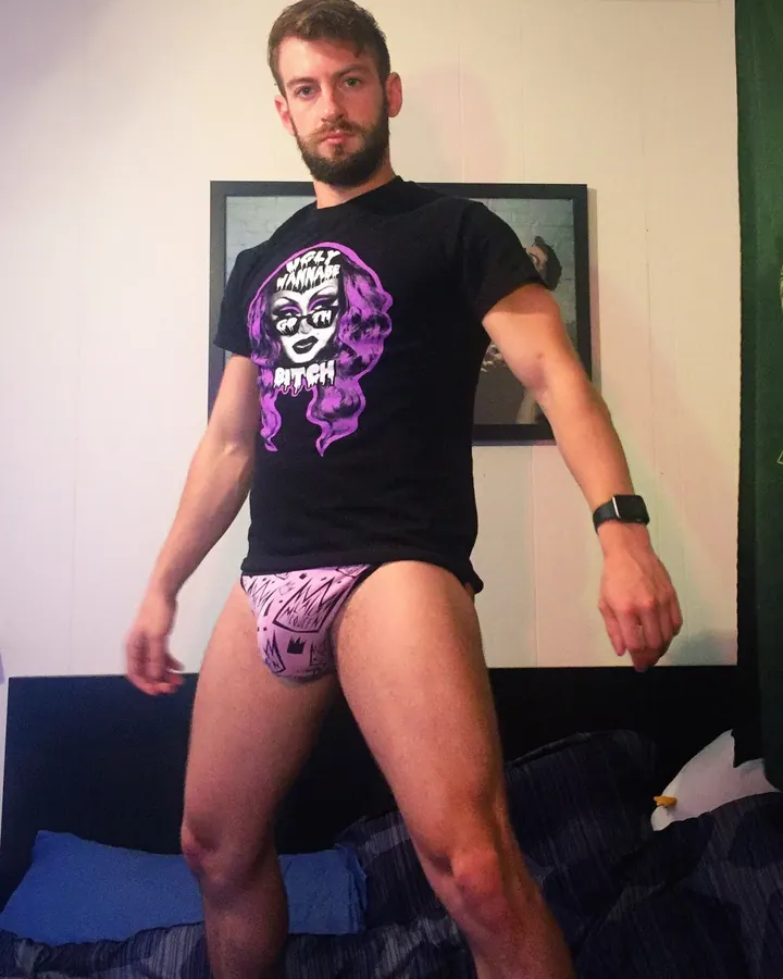 Homme européen torse nu, se tenant debout, regardant vers le haut, lumière naturelle