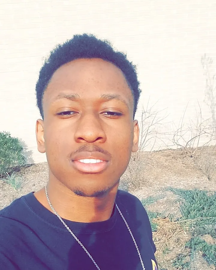 Homme asiatique torse nu, se tenant debout, regardant vers le bas, lumière naturelle