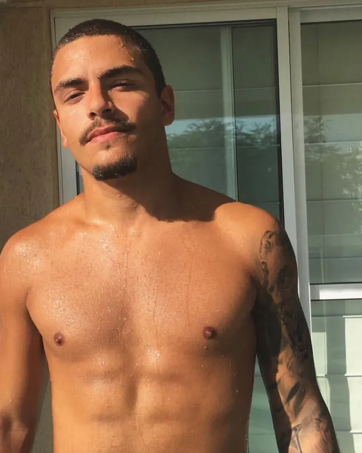 Homme européen torse nu, se tenant debout, regardant vers le bas, lumière naturelle