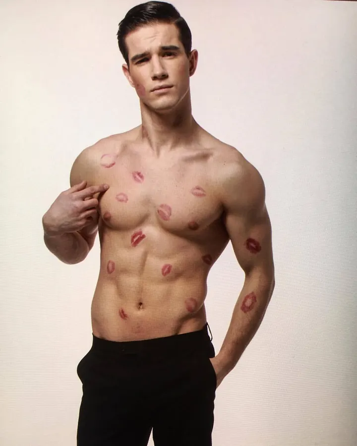 Homme européen torse nu, musclé, en sous-vêtements noirs, posant devant un fond blanc.